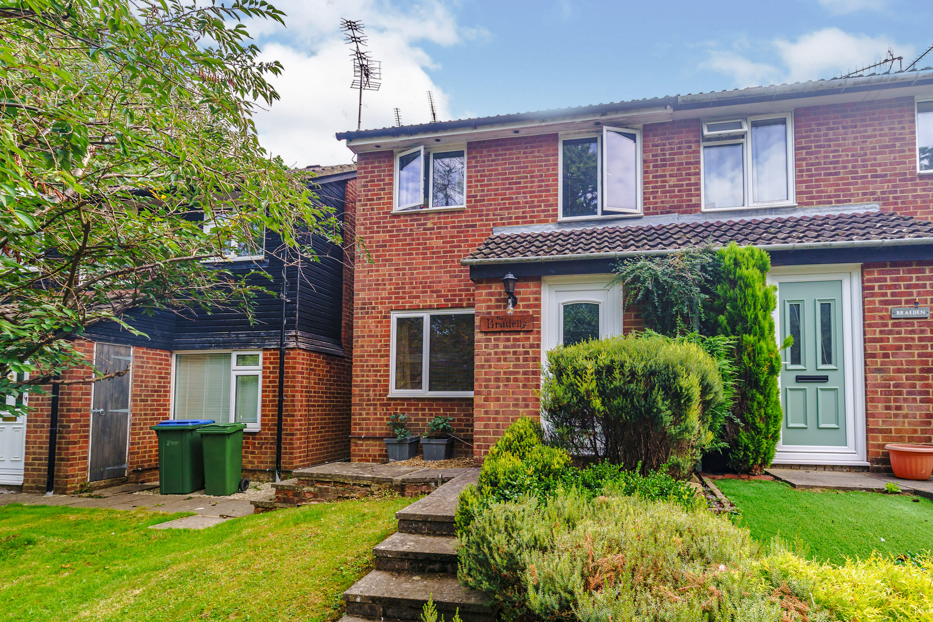 3 Bedroom End Of Terrace House For Sale In North Heath Lane, Horsham ...