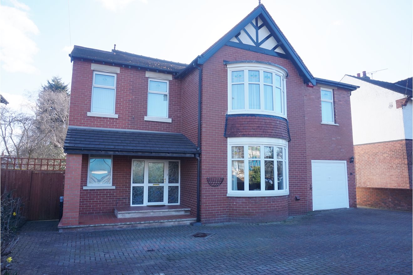 4 bedroom detached house for sale in Aberford Road Wakefield WF1 4AQ