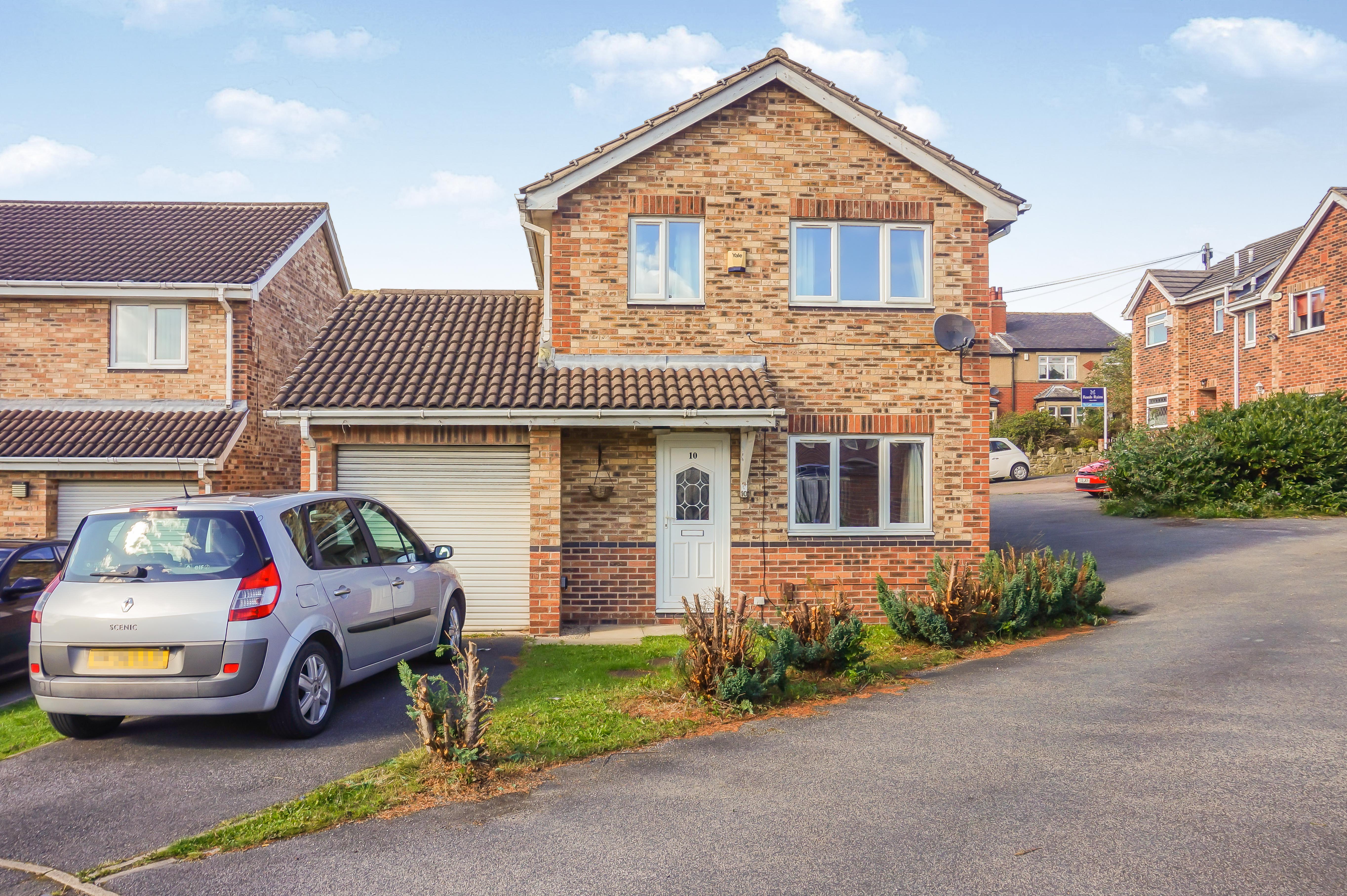 3 bedroom detached house for sale in Greenfields, Heckmondwike, WF16 9HG