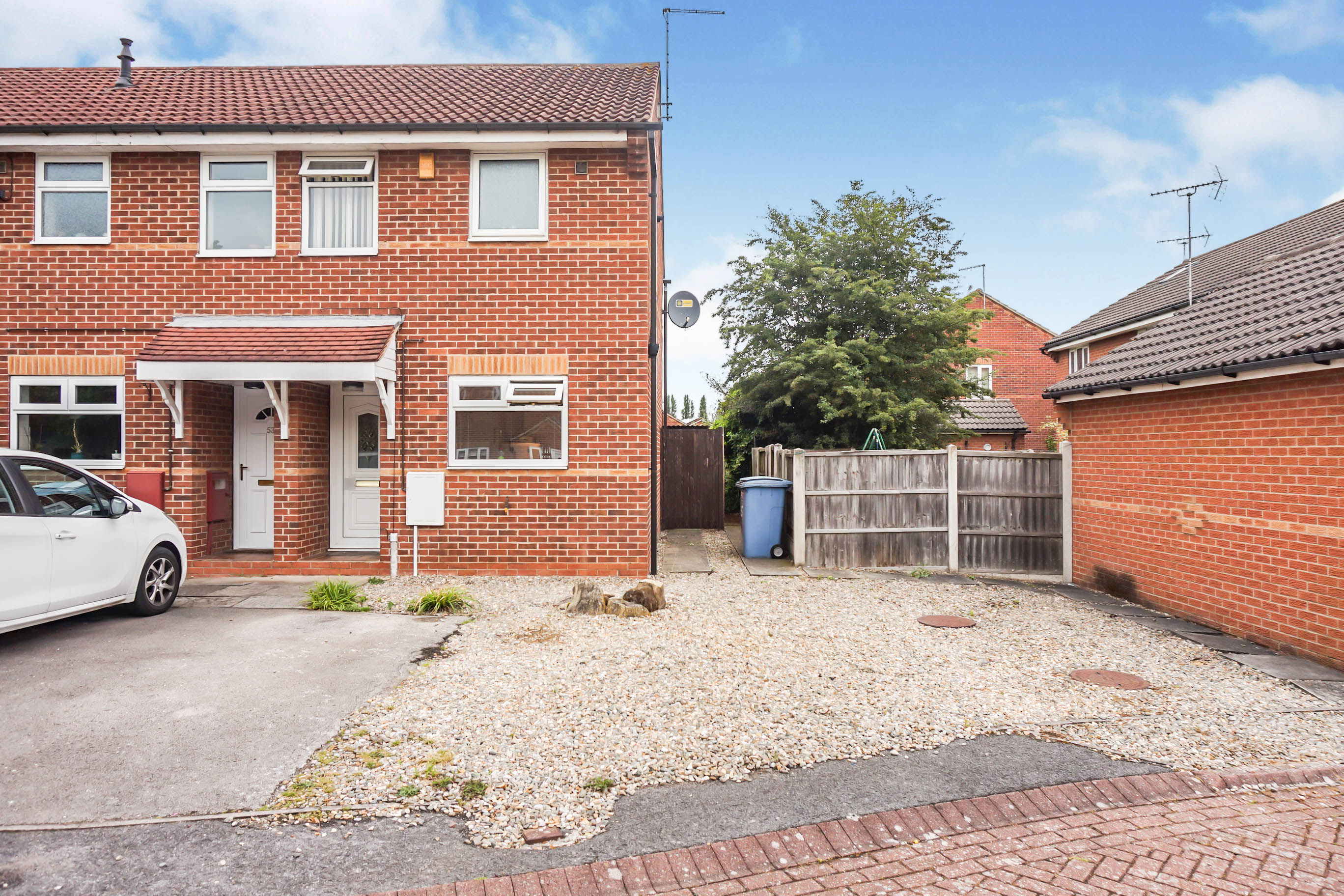 2 bedroom end of terrace house for sale in Beaumont Rise Worksop