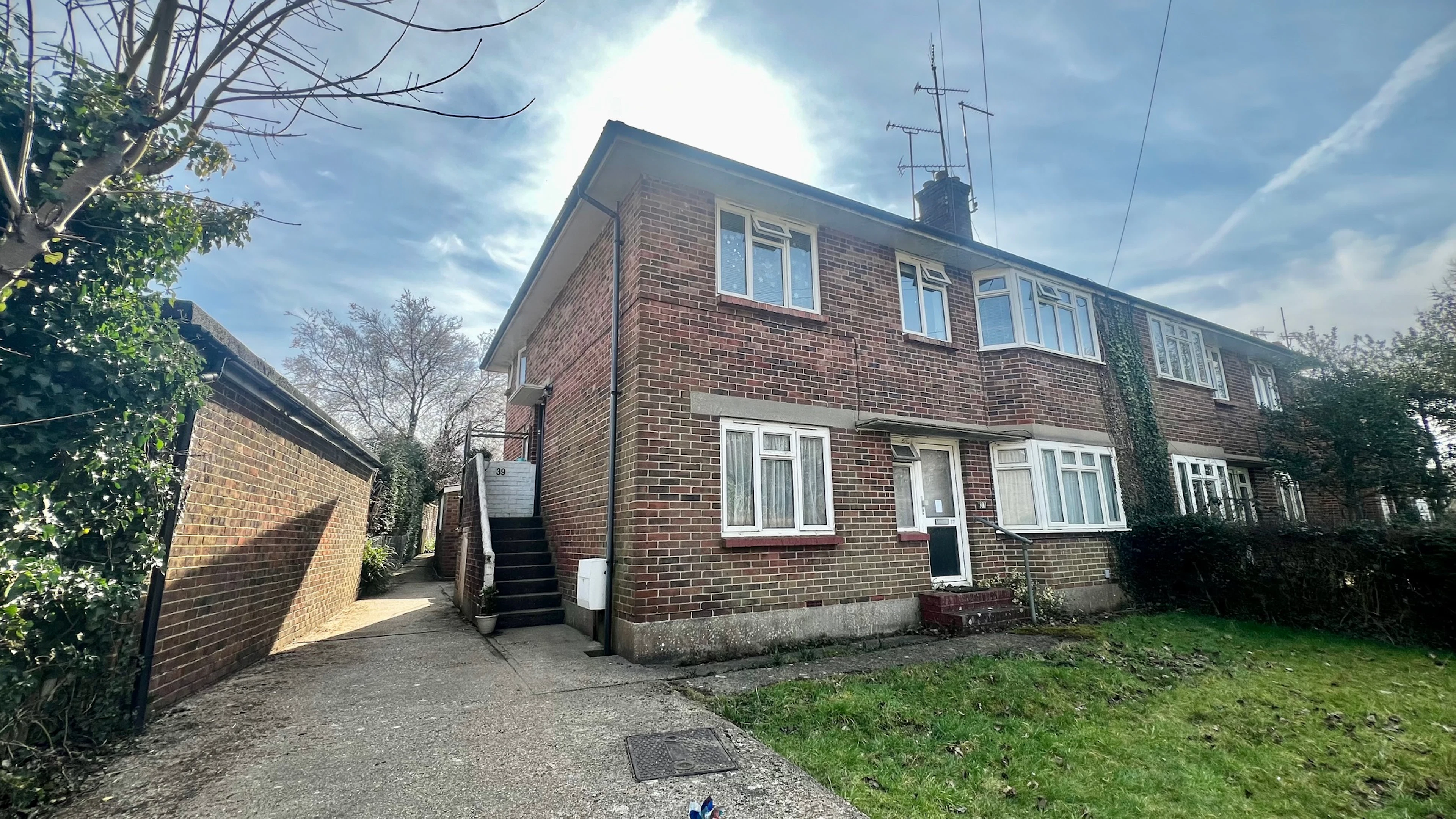 Redford Avenue, Horsham