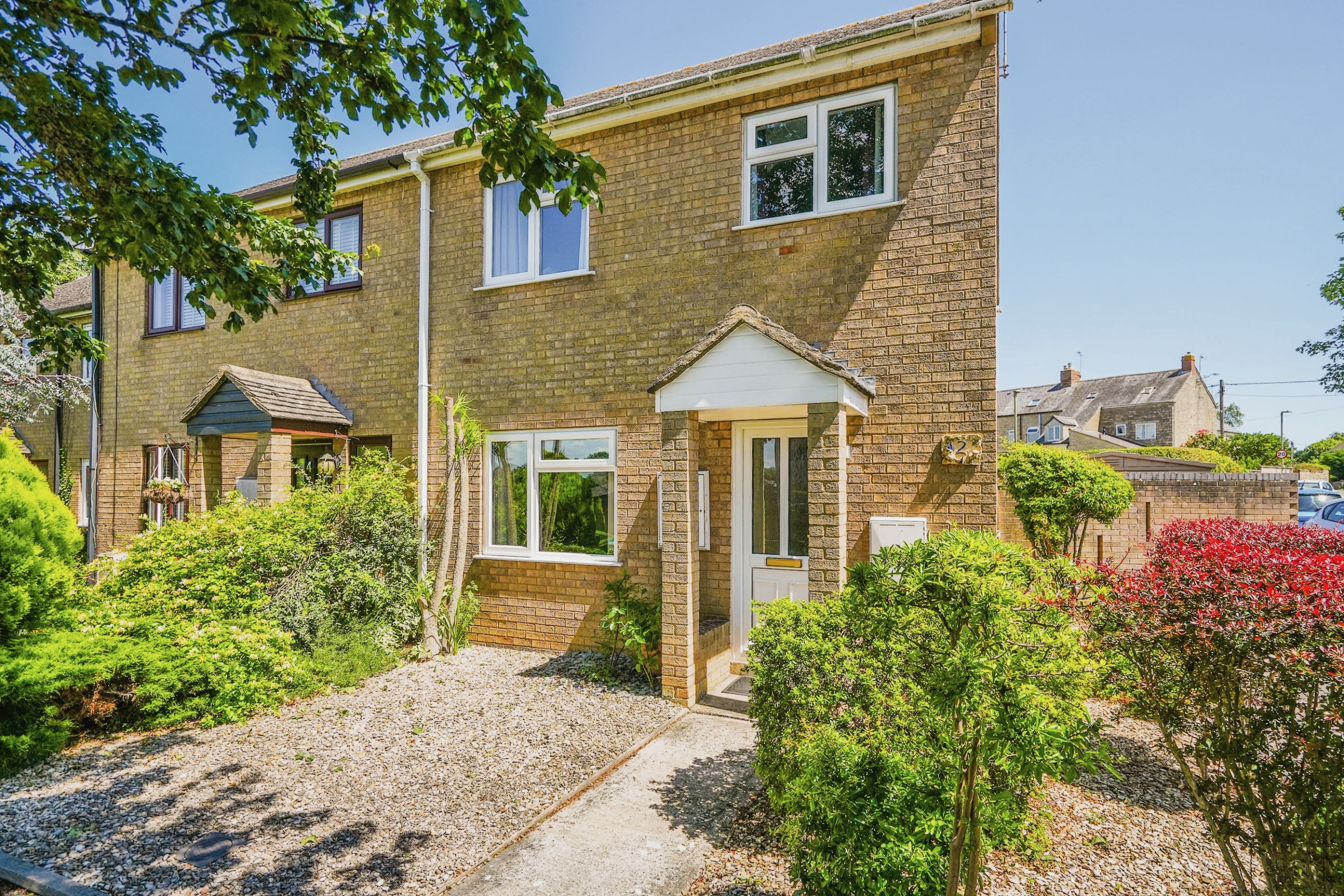 3 Bedroom End Of Terrace House For Sale In Weavers Close, Witney, OX28 4TF