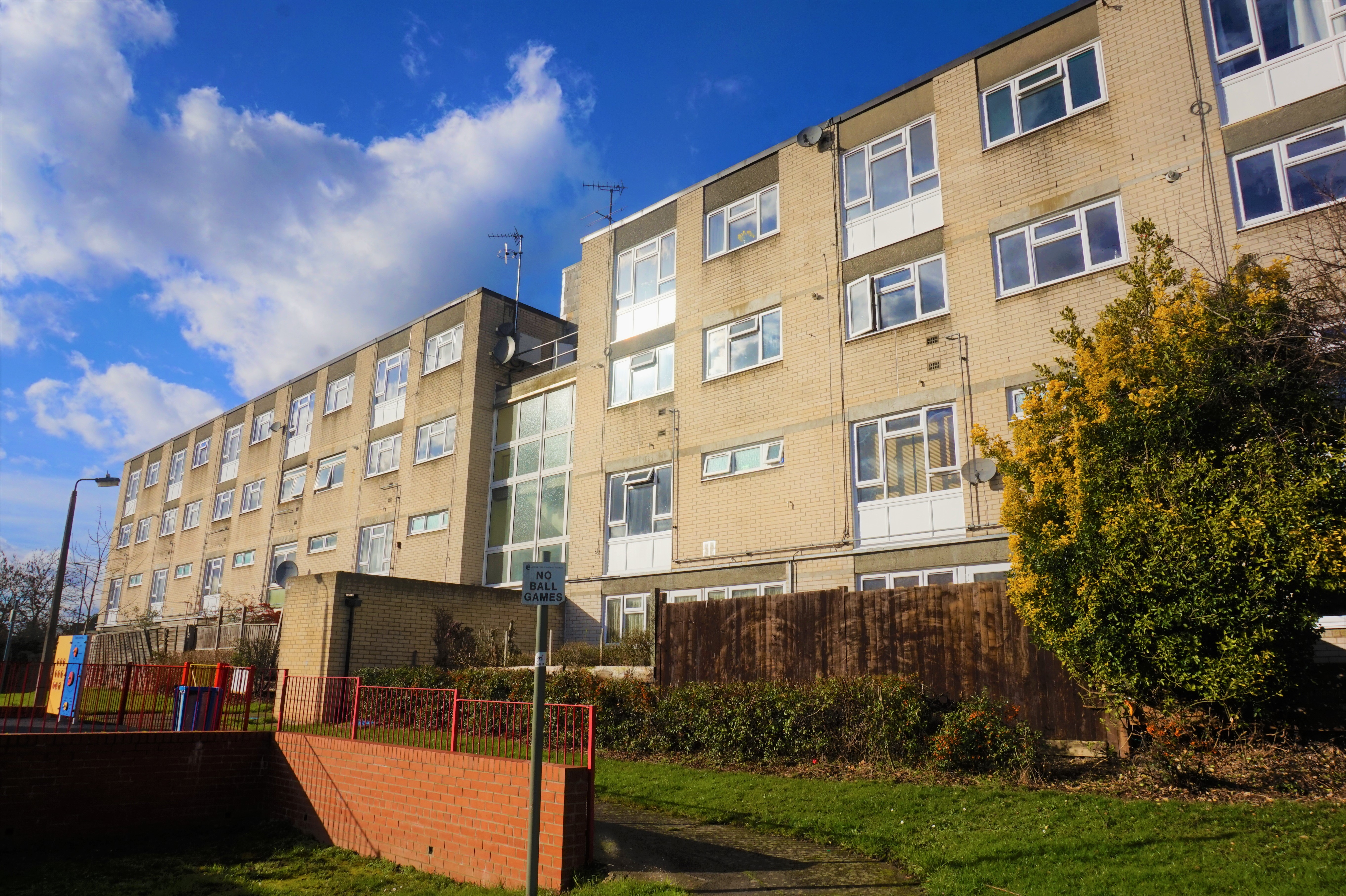 2 bedroom flat for sale in Longcroft Rise, Loughton, IG10 3ND