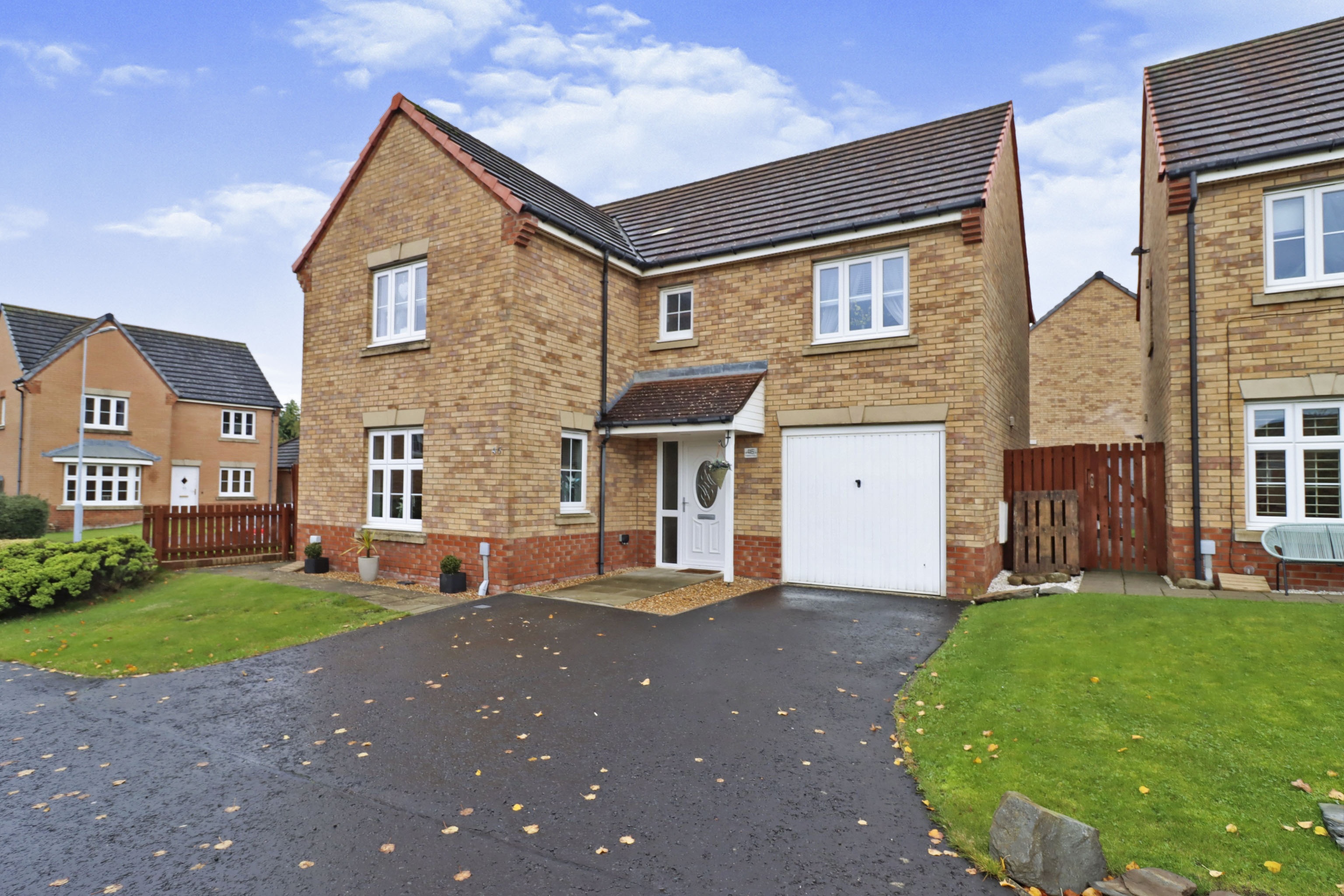 4 bedroom detached house for sale in Fieldfare View, Dunfermline, KY11 8FY