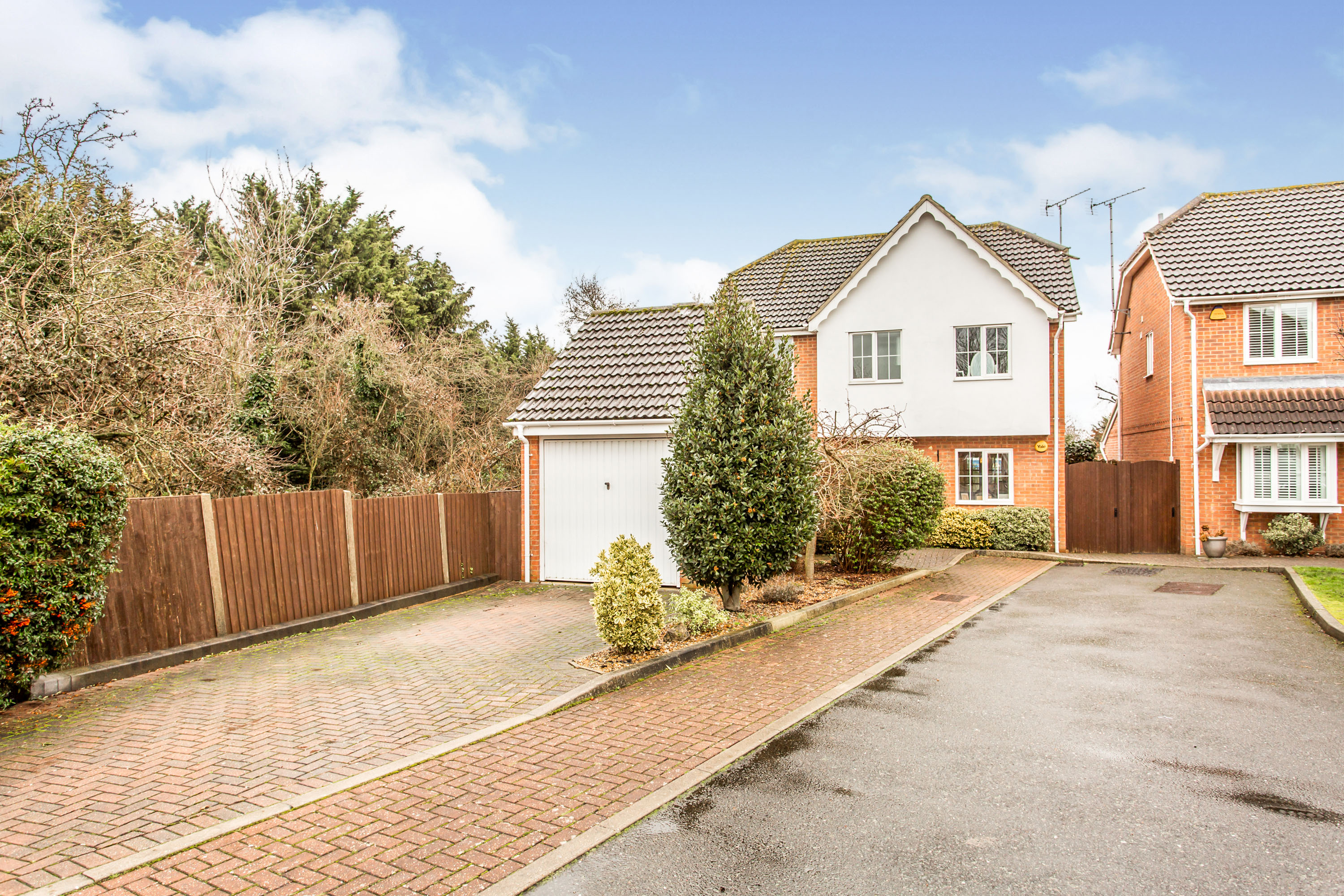 4 Bedroom Detached House For Sale In Charters Court Wickford Ss11 8lq