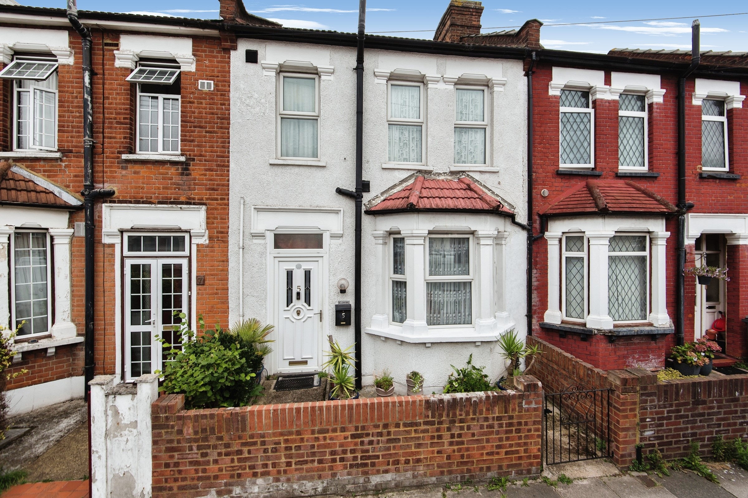4 bedroom terraced house for sale in Tiverton Road, Hounslow, TW3 4JE